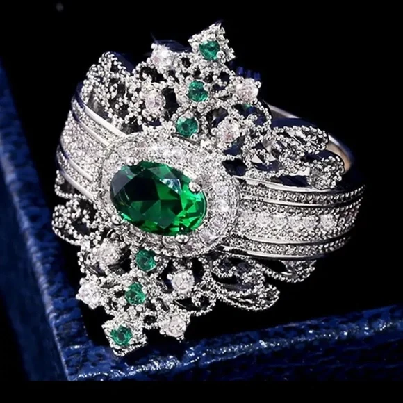Crown Inlaid Emerald Green Gemstone, Lab created, Vintage Inspired Ring, Sz 7 - Picture 2 of 12